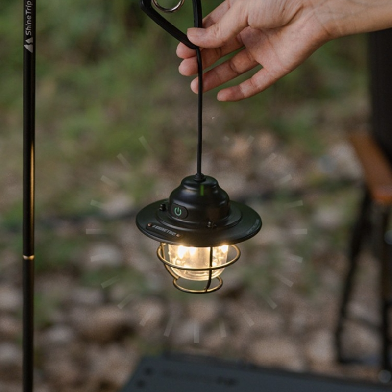 Lámpara de Camping Vintage KREAVAN Pine-Cone - Linterna LED Recargable de Metal, Diseño Retro y Correa de Cuero para Campamento y Jardín